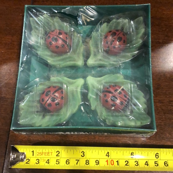 Lady bug on leaf floating candles box set of 4 candles - Picture 3 of 3